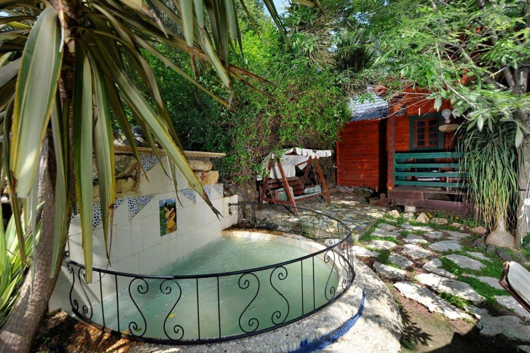Family Cabin Menaẖemya Extérieur photo