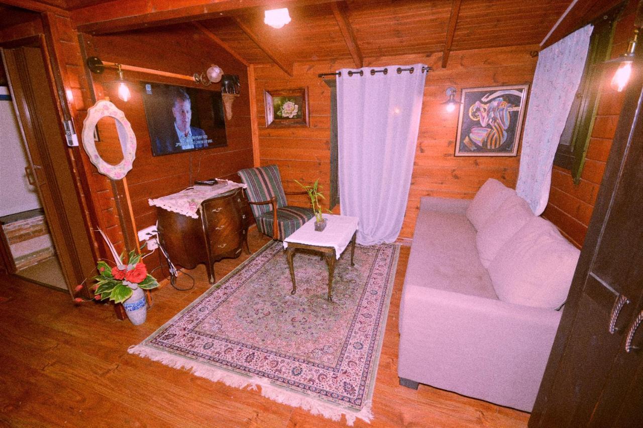 Family Cabin Menaẖemya Extérieur photo